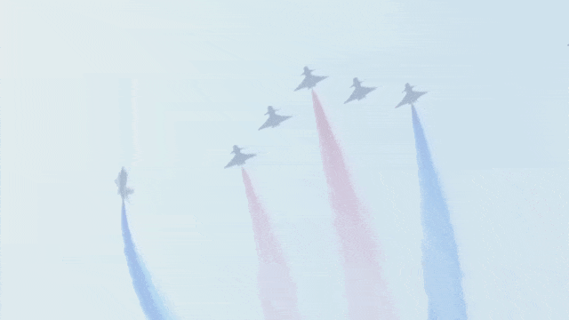 中国空军“八一”飞行表演队表演