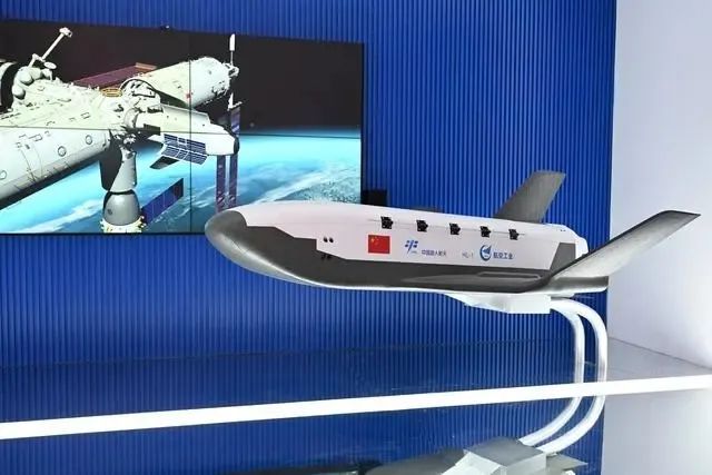 “昊龙”货运航天飞机模型