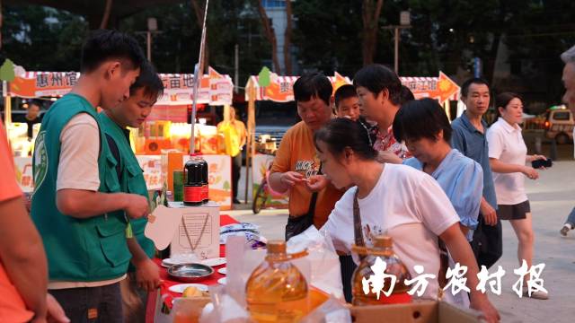 美食物鉴区排汇良多市夷易近游客立足。  