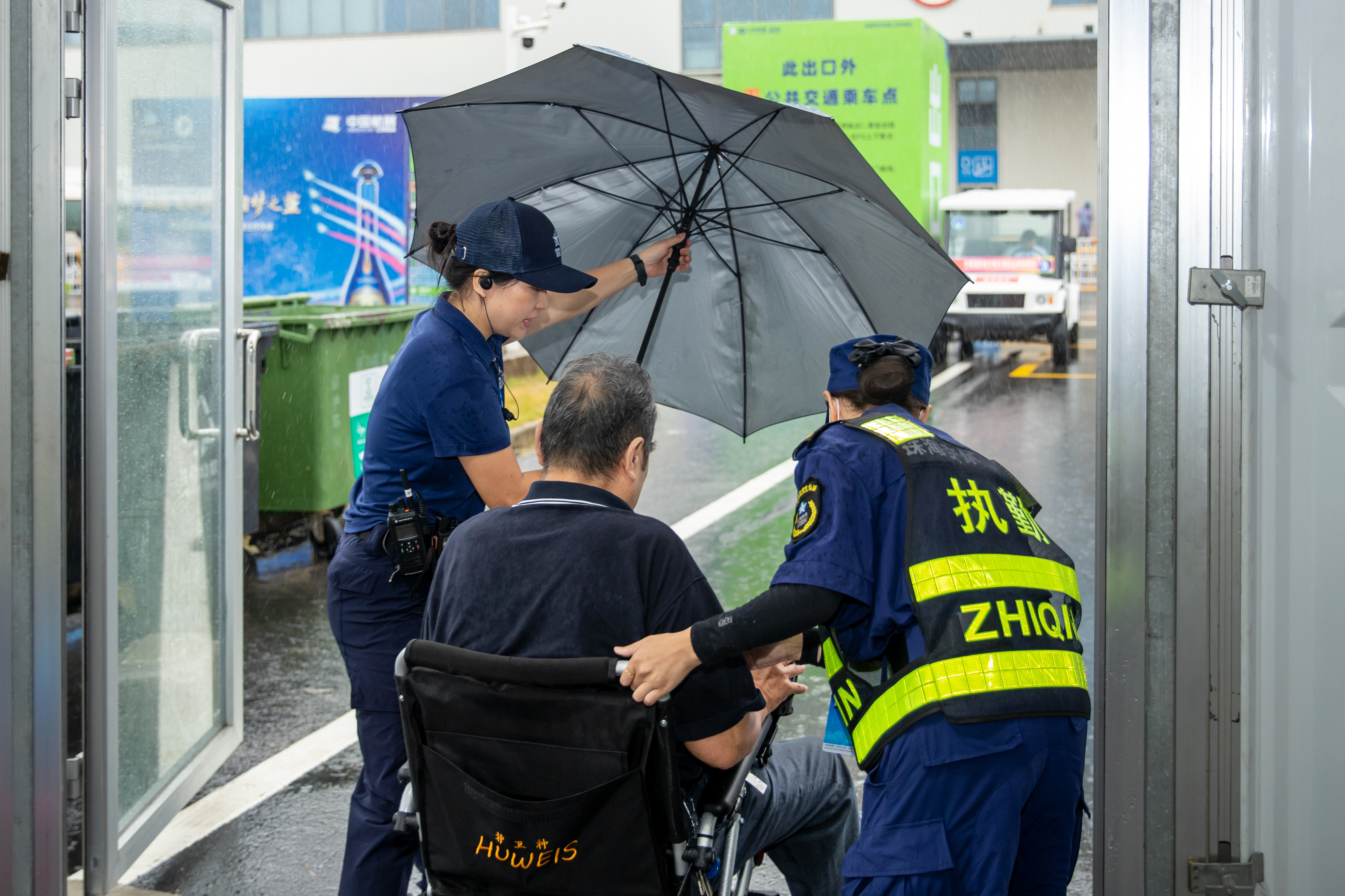 安保人员贴心服务市民。