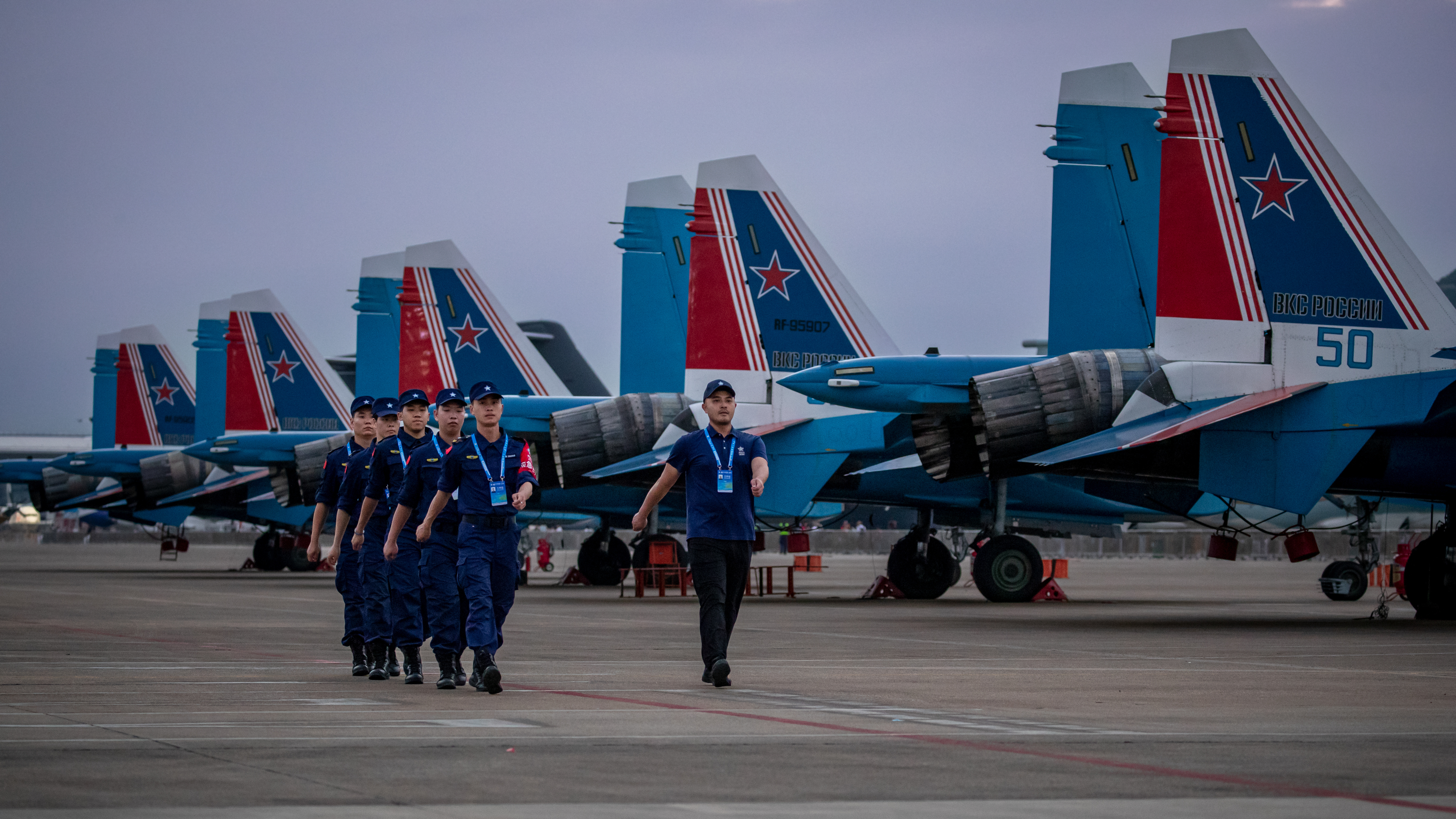 安保人员在航展巡逻。