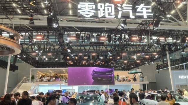 零跑B10更具性价比，金牌主播带你买车也能“薅羊毛”