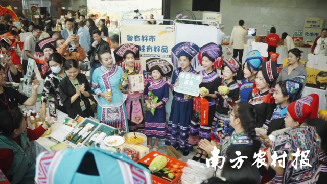 广西百色田阳参展代表,邀请深圳市民唱山歌,吃桂品。 广西百色田阳参展代表,邀请深圳市民唱山歌,吃桂品。