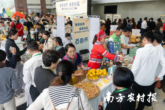 现场展销火热。 现场展销火热。
