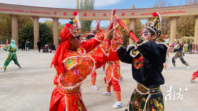 英歌队在中国新疆夷易近族乐器村落演出