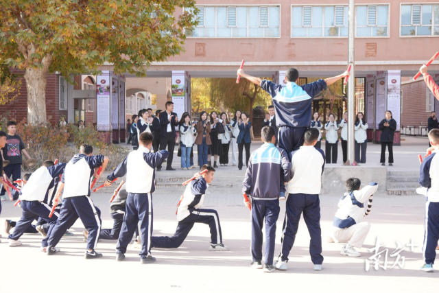 英歌队为华南师范大学向导饰演