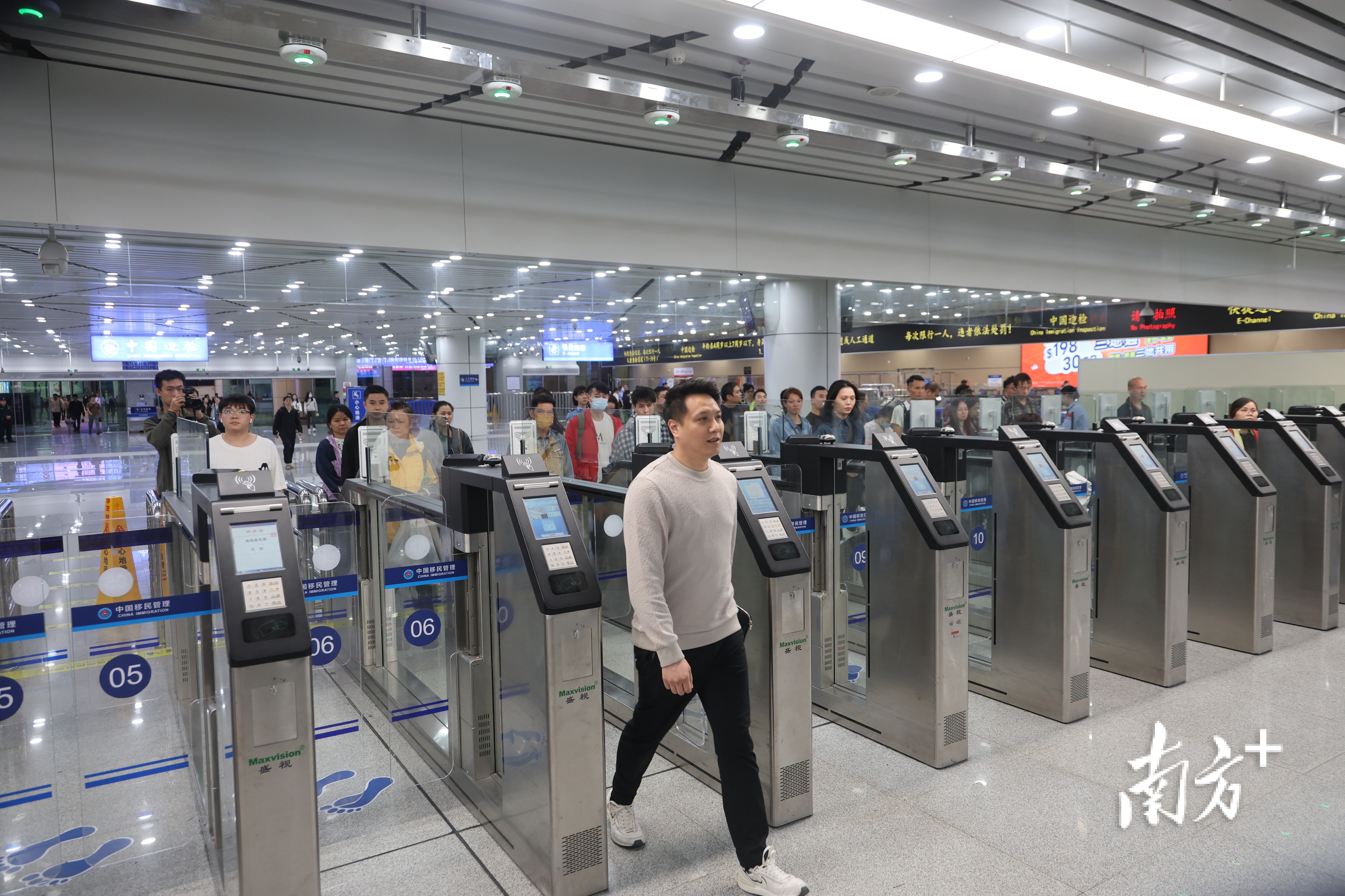 李先生“刷脸”入境珠海,成为全国首批免证入境的旅客之一。 李先生“刷脸”入境珠海,成为全国首批免证入境的旅客之一。