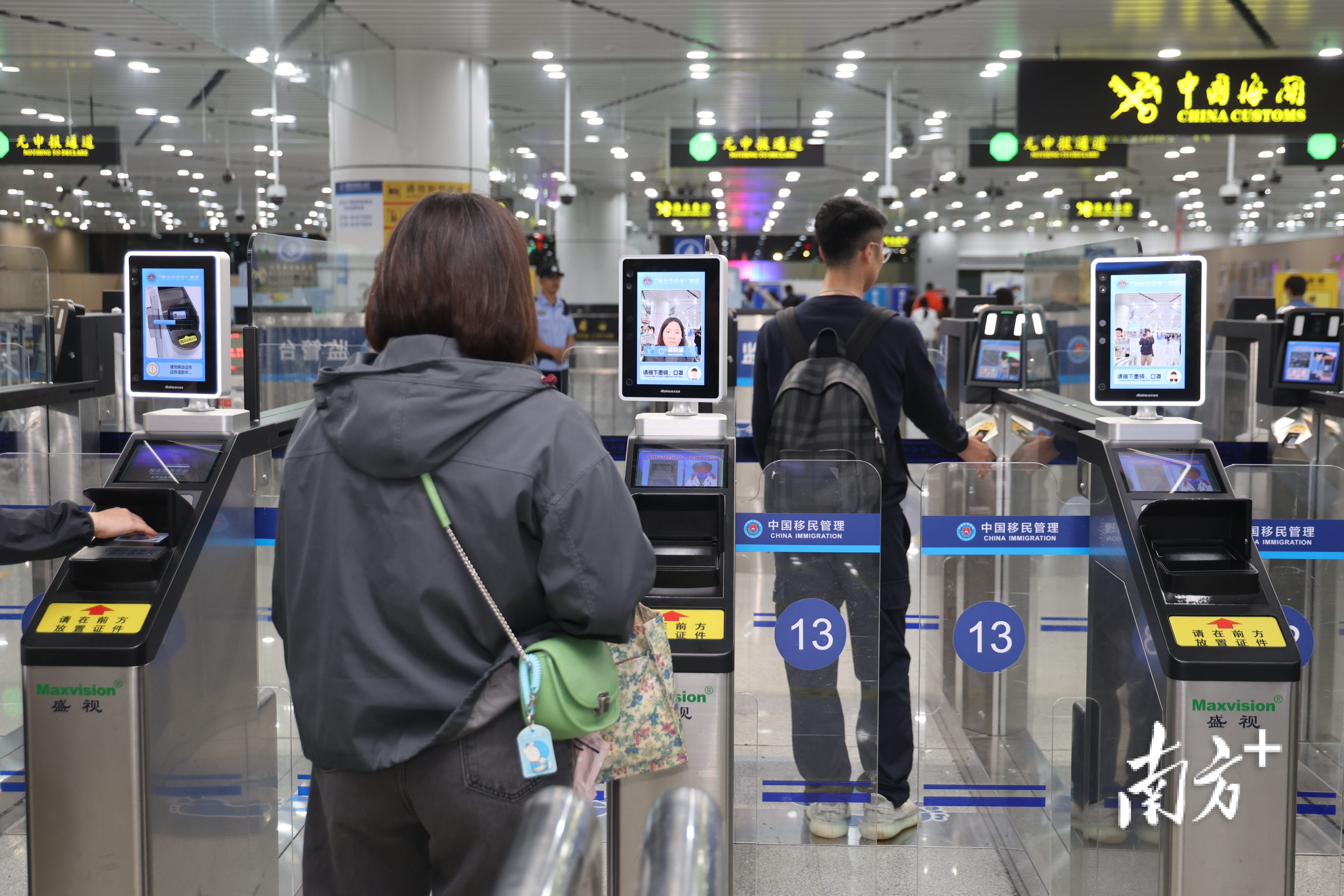 用“刷脸”代替“刷证”,简化了旅客通关查验环节。 用“刷脸”代替“刷证”,简化了旅客通关查验环节。