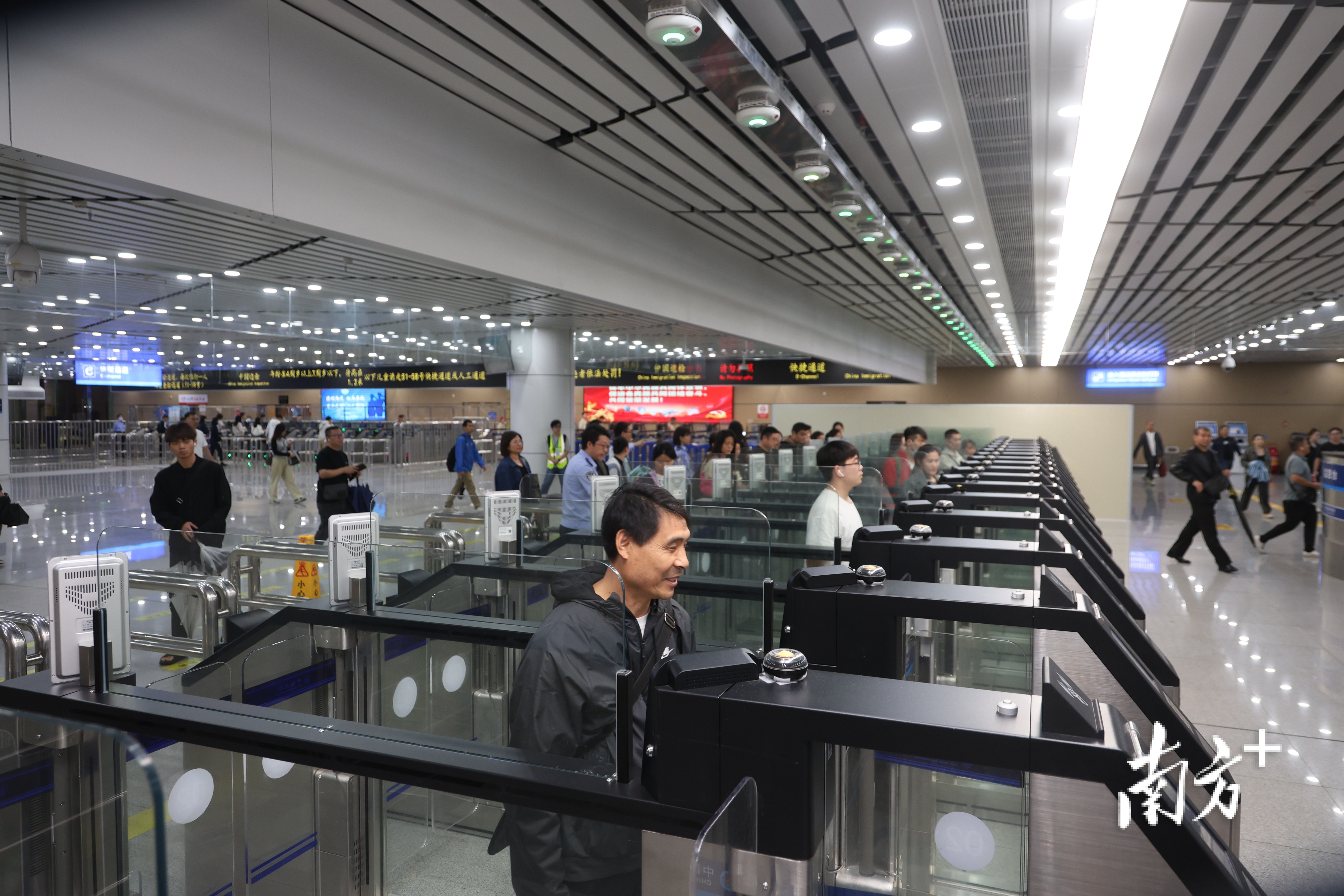 “免出示证件”通道在拱北口岸上线试运行,成为全国首批启用这一通道的口岸。 “免出示证件”通道在拱北口岸上线试运行,成为全国首批启用这一通道的口岸。