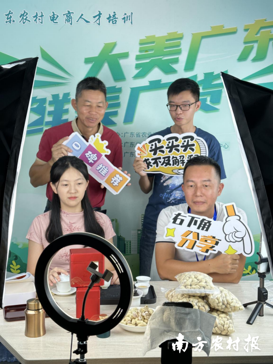 直播中的冯国富