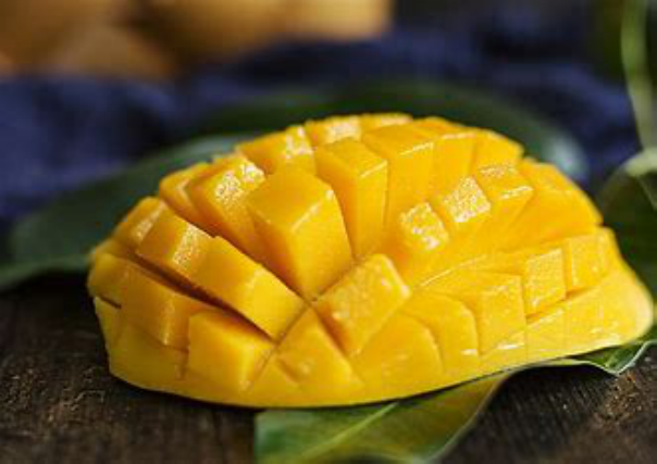 百色芒果香气浓郁，汁水丰盈。