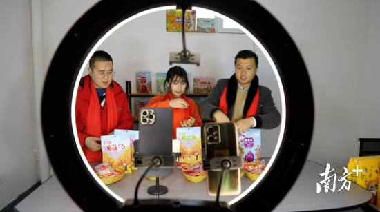 疆品来主播在直播间内介绍产品。