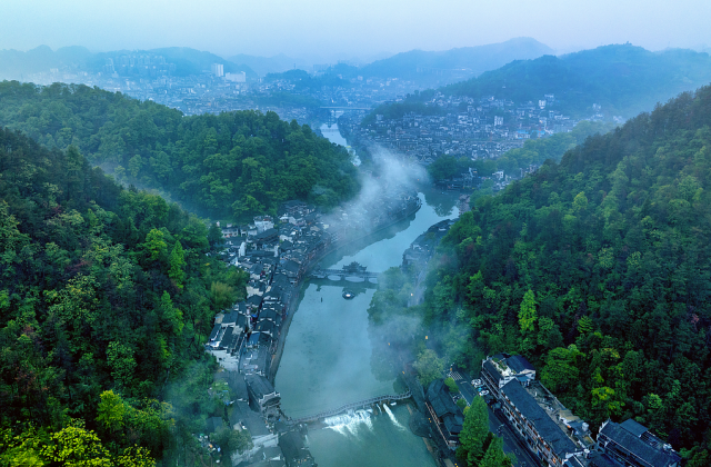 湖南水系发达，别称“三湘四水”，孕育丰富的农产品。图为湘西凤凰沱江。