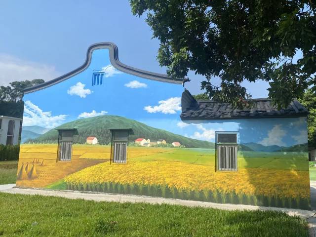 海丰县梅陇镇水踏村200多栋农房换上了色调和谐的黄墙黑瓦新衣，一些墙上还画满了乡村风景画。
