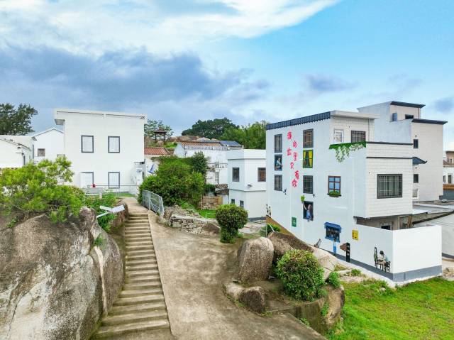 红海湾经济开发区田墘街道南联村农房风貌焕然一新。