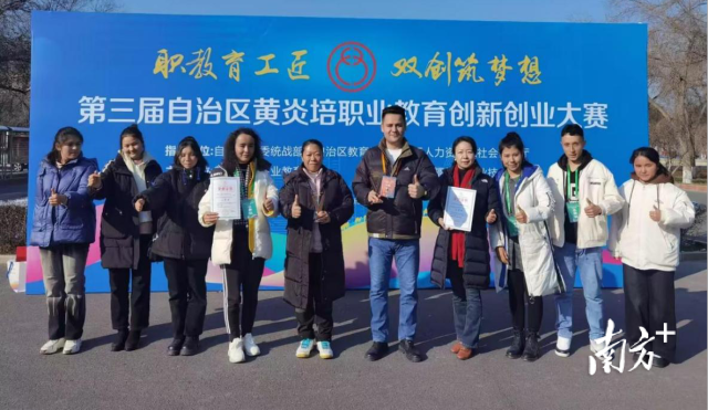 援疆老师余燕萍、庄鹏姬和“青蓝结对”徒弟阿卜杜萨拉木江·阿力木、布萨日古丽·艾拜以及参赛学生在决赛现场合影