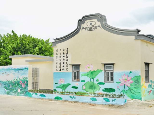 海丰县梅陇镇联兴村谢厝乡的墙绘十分精美，与周边自然环境协调统一。汪旭莹 摄