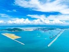 茂名港博贺新港区东区投产运营，内外贸易船先后载货到港