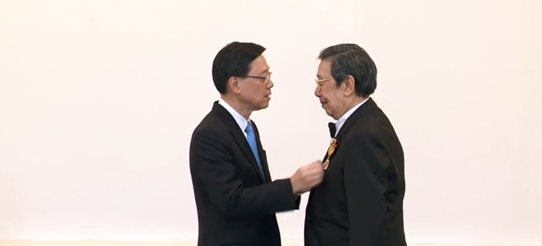 知名艺人胡枫获授勋。