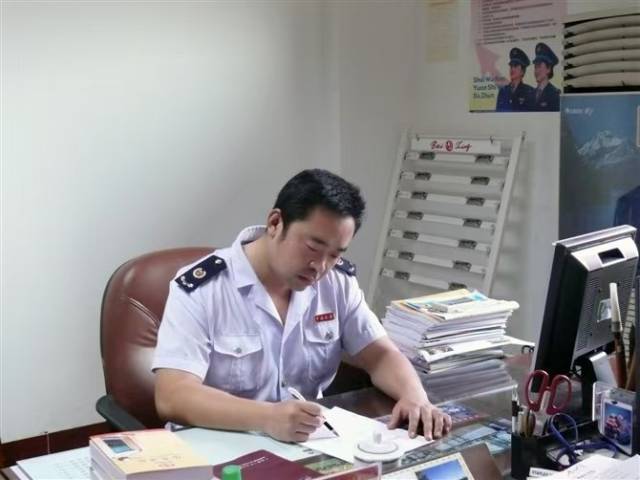 今年7月，第一轮驻镇工作结束，边侠选择从队员成为队长，继续驻守周江，传递驻镇经验，延续帮扶工作。