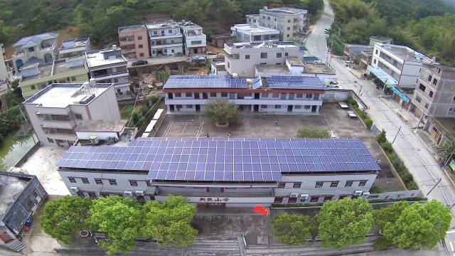 周江镇新良村利用学校屋顶等区域打造光伏项目。
