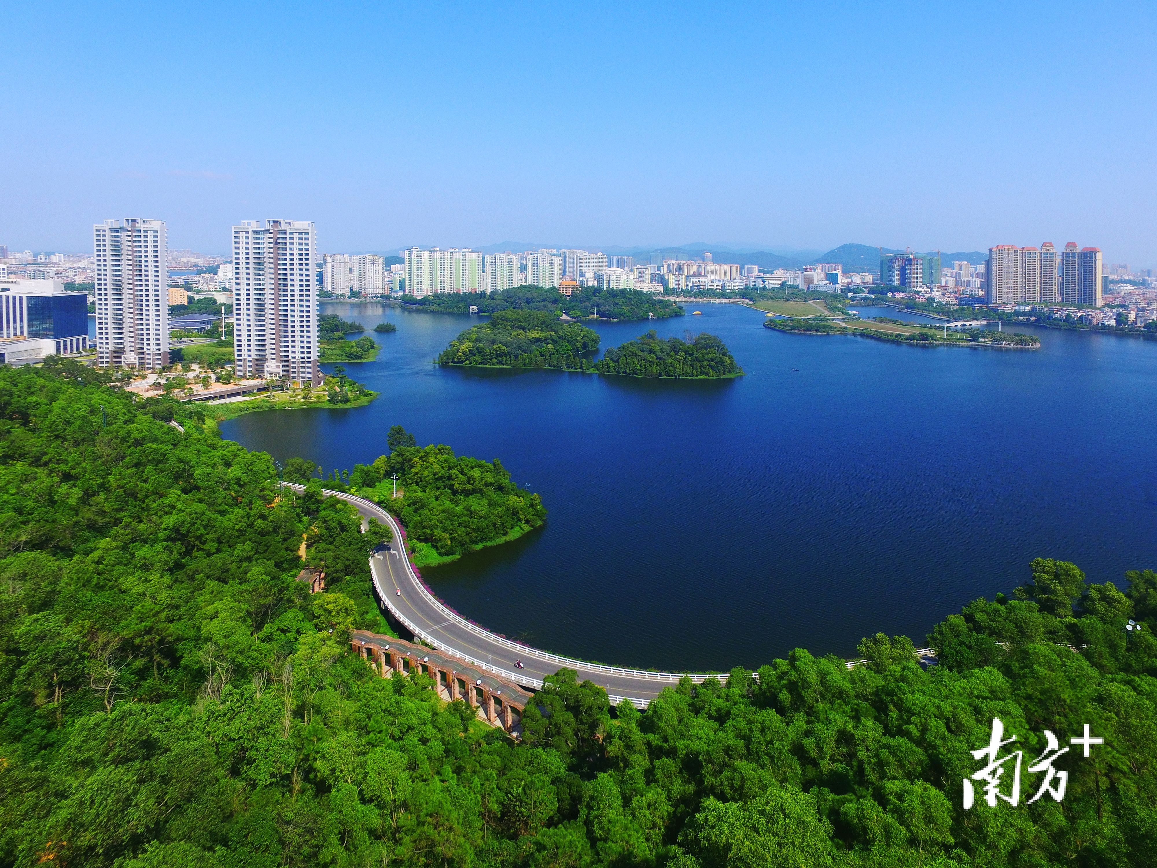 阳江城市面貌日新月异，绿美生态和现代城市相得益彰。   梁文栋摄