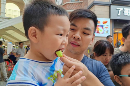 市民在活动现场品尝美食