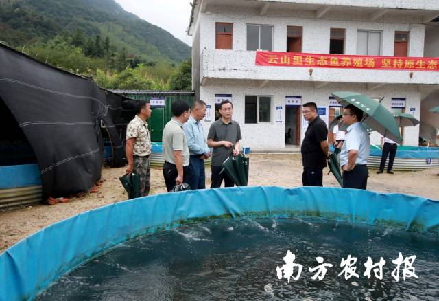 智慧渔业团队现场进行技术指导。