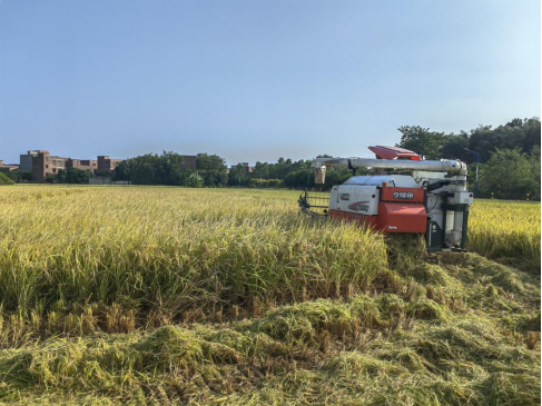 集中流转耕地有利于推进机械化农业生产