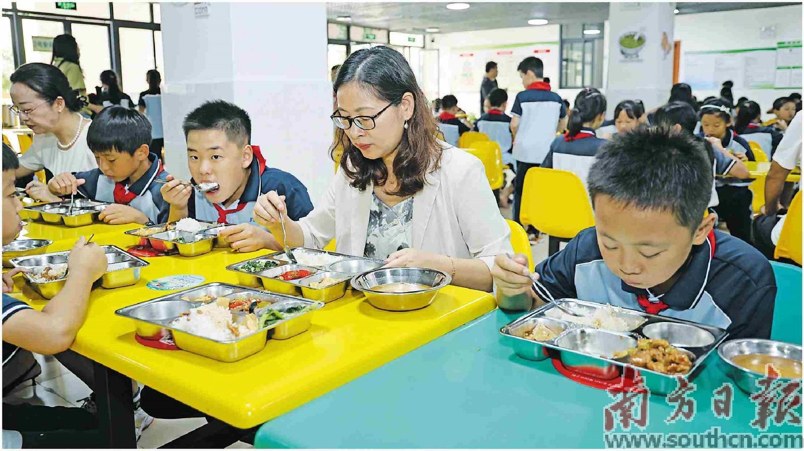 在珠海市金湾区外国语学校，师生一同进餐。 关铭荣 摄