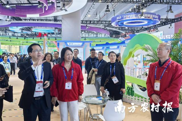 省委农办主任，省农业农村厅党组书记、厅长，省乡村振兴局局长刘棕会（左一）莅临省乡村振兴基金会展区指导。