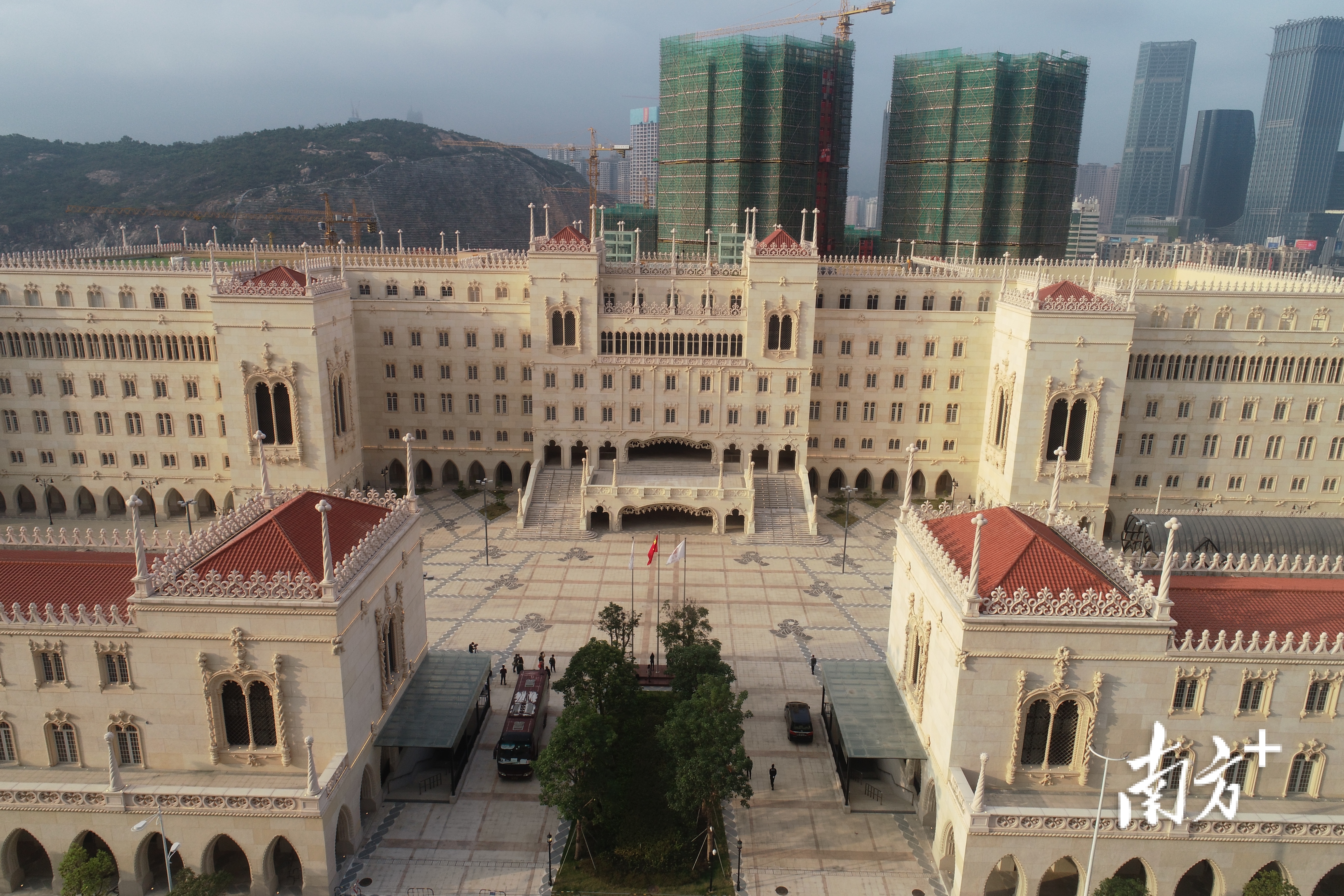 励骏庞都。 励骏庞都。