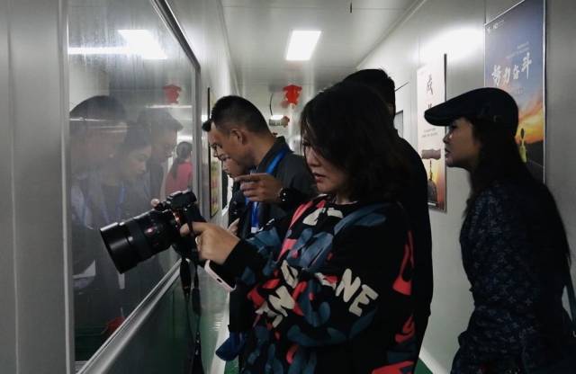 采风团参观卤鸽自动生产线。