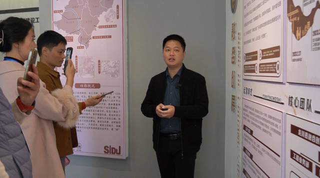 四都镇镇长曾韵泺（右）介绍强村公司运营情况。