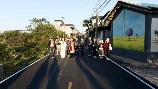 媒体记者和网络大V组成“美丽乡村观察团”。缪强 摄