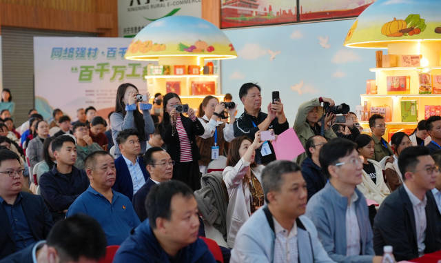 啟動(dòng)儀式現(xiàn)場人頭攢動(dòng),、鏡頭閃動(dòng),。張琪達(dá) 攝
