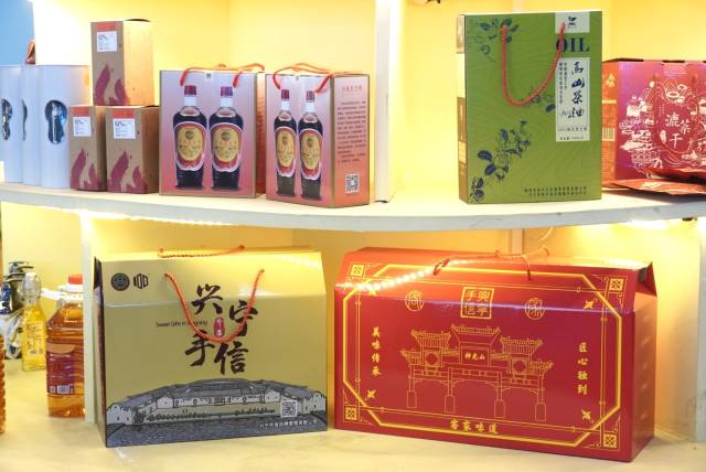 “粵品粵有味”農(nóng)特產(chǎn)品推介展臺(tái)上擺滿了來自粵東西北的土特產(chǎn),。