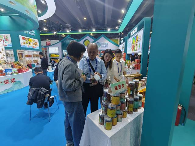 采购商在咨询龙眼肉。