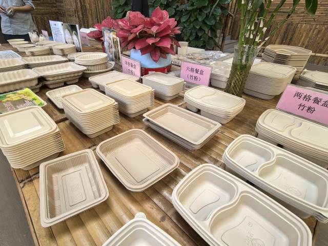 以竹子为原料制成可降解的环保餐具