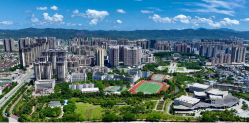 东源县坚持以全域农文体旅融合发展为重心，大力推进以县城为载体的新型城镇化建设，加快打造宜居宜业宜游的现代化滨江城市。