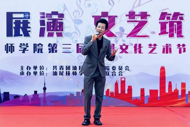 郭干栋曾经为汕尾技师学院演唱《技行天下》，揭示学校的工匠肉体以及学子的向下面目。