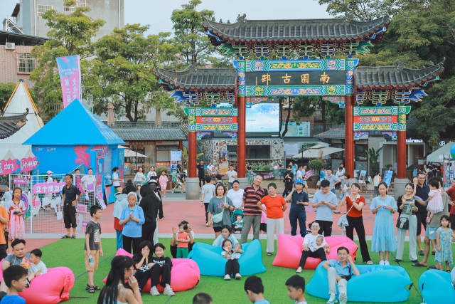 南园古村文化艺术节吸引了大批游客。受访者供图