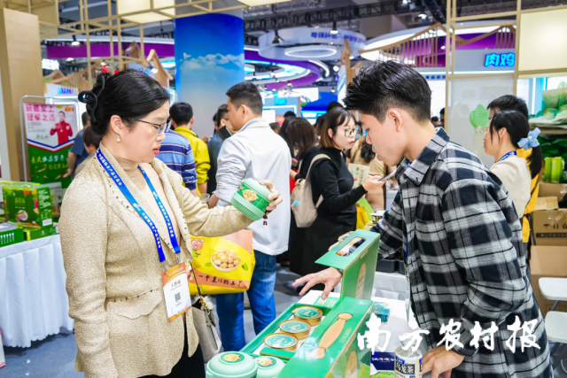 现场游客了解黑山羊产品