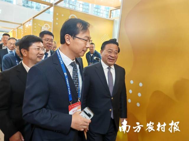 11月29日上午，农业农村部部长韩俊走访乡村帮扶产业精品展区。  