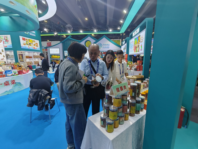 采购商在咨询高州桂圆肉。