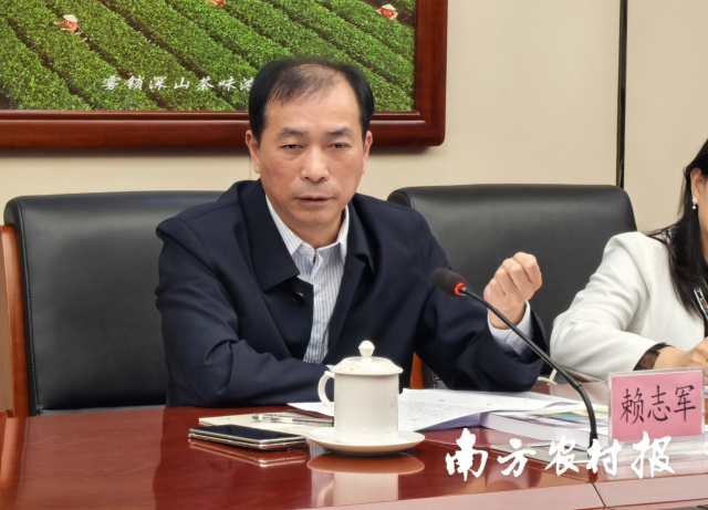 西牛麻竹笋产业链党委书记、清远市供销合作社主任赖志军发言。 西牛麻竹笋产业链党委书记、清远市供销合作社主任赖志军发言。