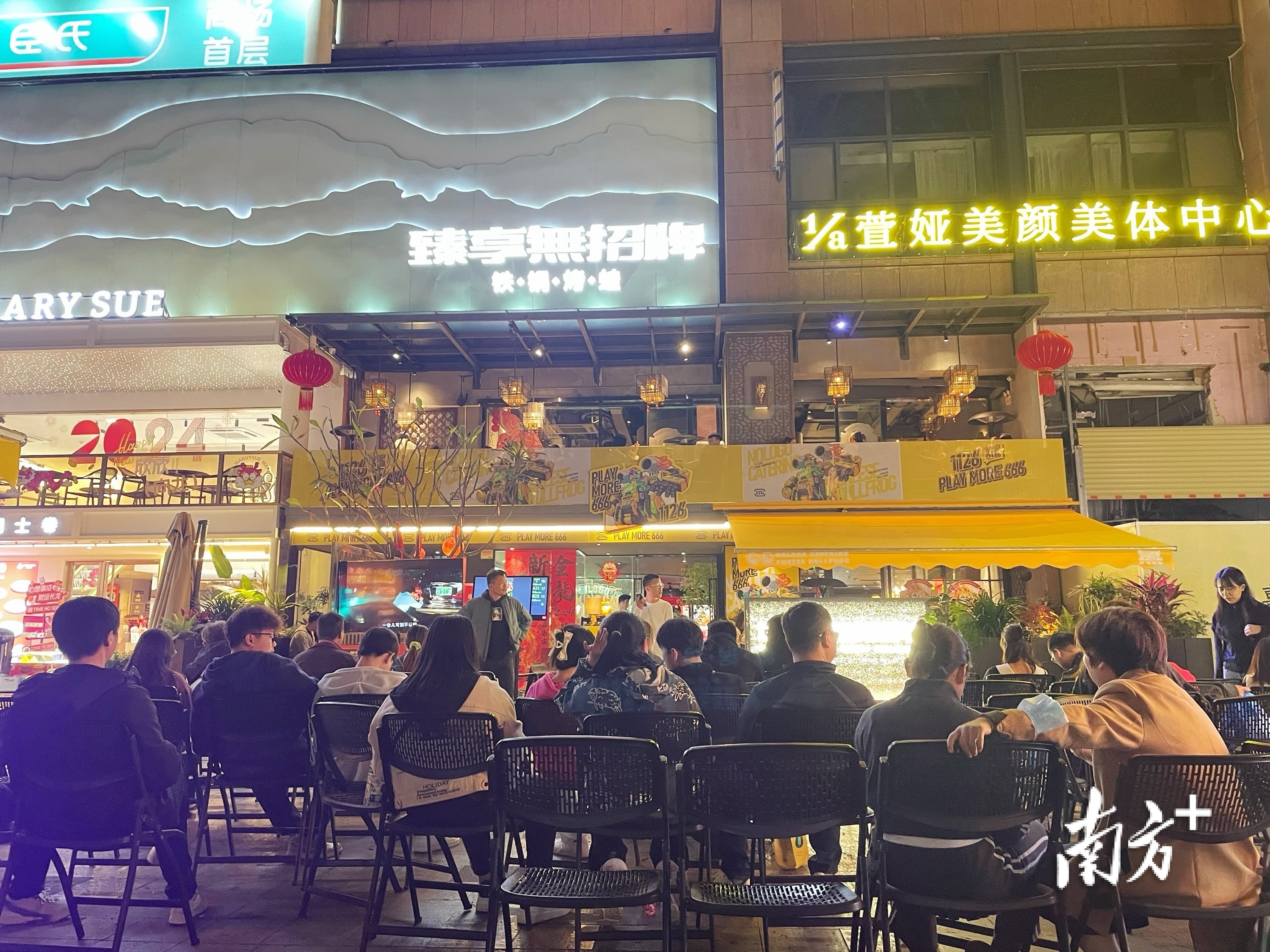 汇悦城的餐饮店人气火爆，店门口等候就餐的顾客排起长龙。 南方+记者董有逸 摄