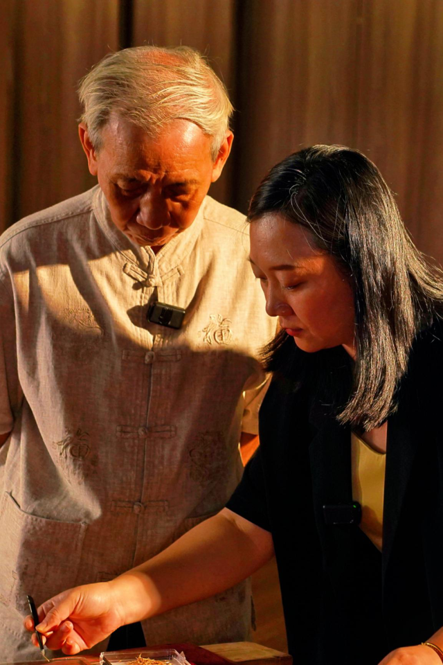 如今郑烨娃继承父亲郑和的衣钵，父女俩都是潮州麦秆画的传承人。