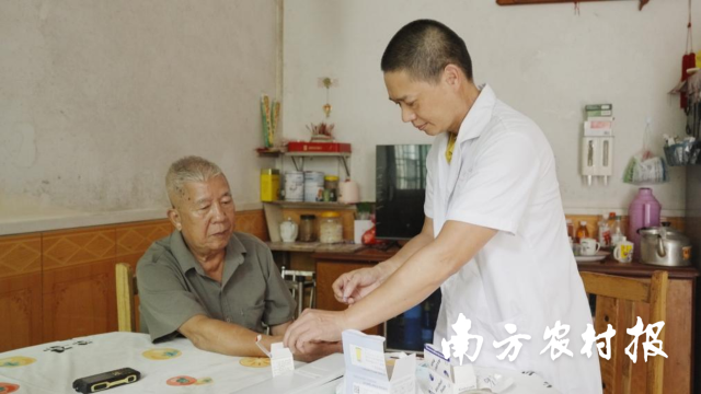 村卫生站医生吴伟标为邓海峰老人上门送药、测血糖。