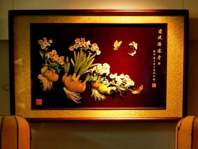 郑烨娃制作的《凌波溢浓香》用麦秆表现水仙花，作品淡雅朴素。